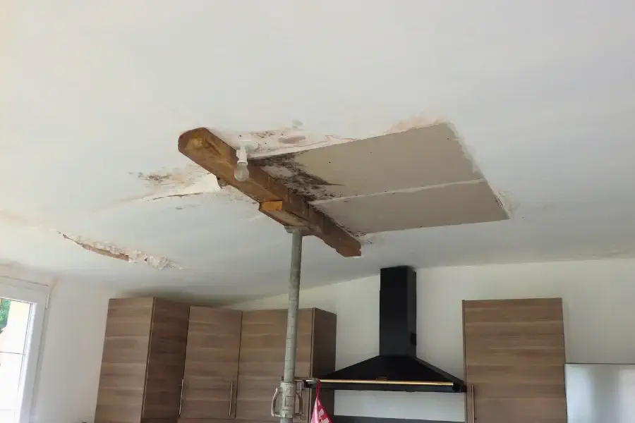 Dégâts et infiltration sur un plafond de cuisine