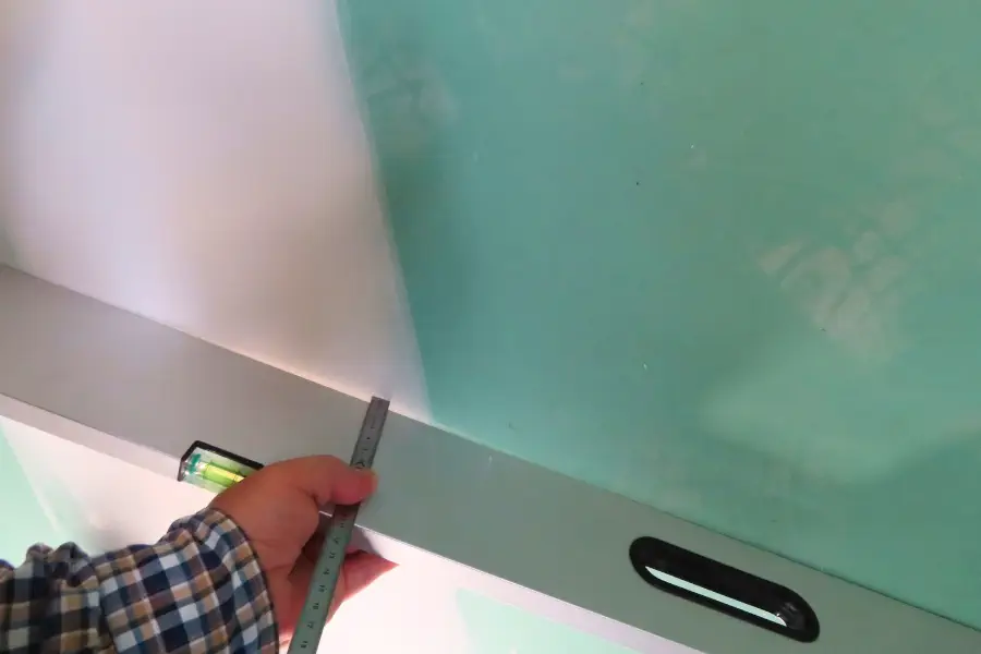 Vérification au niveau pour la réception de chantier
