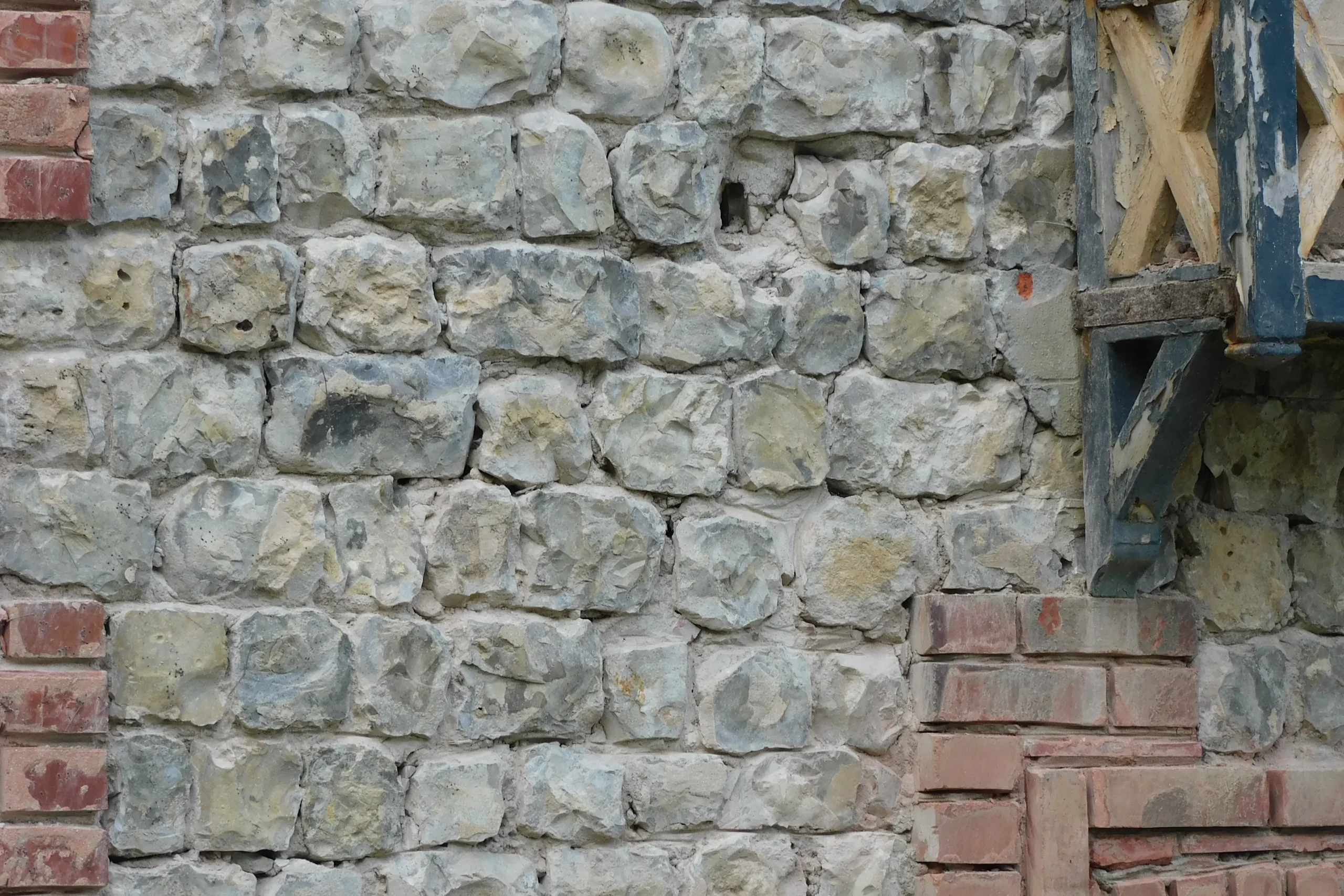 Façade en pierres / briques en cours de ravalement