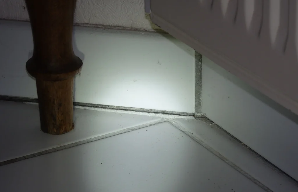 espace entre plinthe et sol affaissement